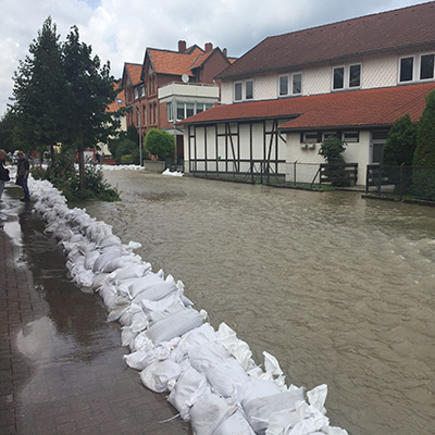 Sandsäcke an der Straße