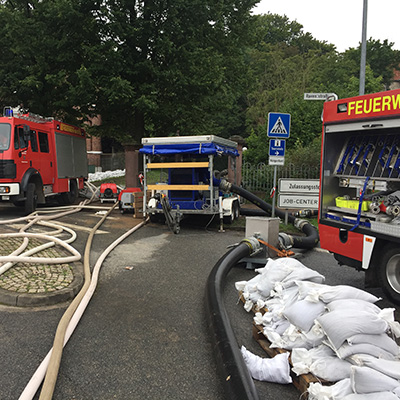 Sandsäcke beim THW und Feuerwehr im Einsatz