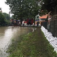 Verlegte Sandsäcke am Flußufer